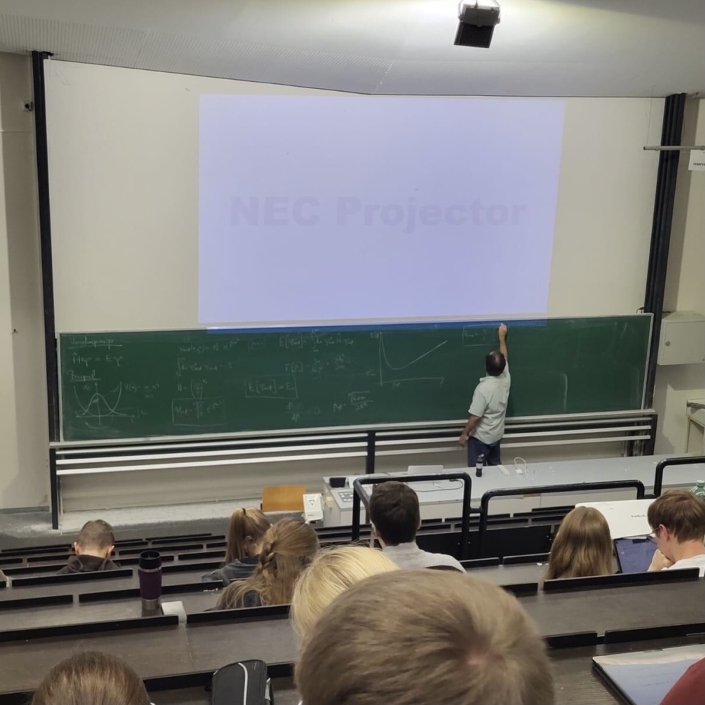 Amorbacher Gymnasiasten besuchen Vorlesung an der Universität