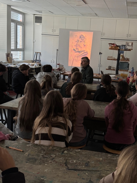 Die Schülerinnen und Schüler erstellen selbst Werkzeug und Schmuckstücke