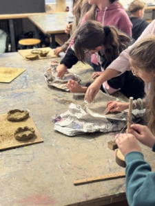 Die Schülerinnen und Schüler erstellen selbst Werkzeug und Schmuckstücke.